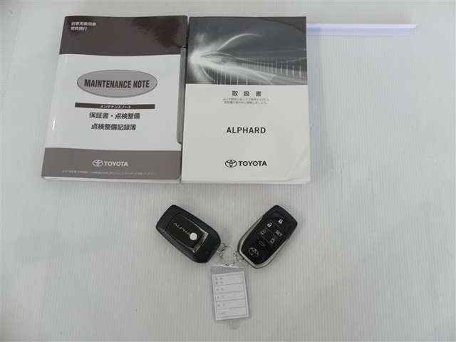 取扱説明書も付属しております。ご購入後は『トヨタの安心感』年式問わずの1年間、距離無制限のロングラン保証が総額表示に含まれてます♪