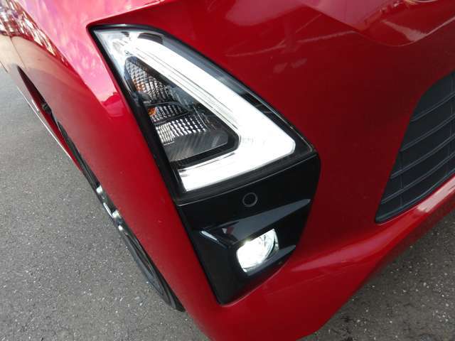 LEDフォグランプ。鮮やかな白光色で明るく照らします。