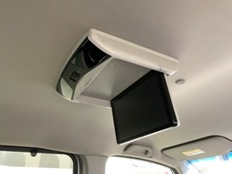 後部座席にリアモニターがあります。