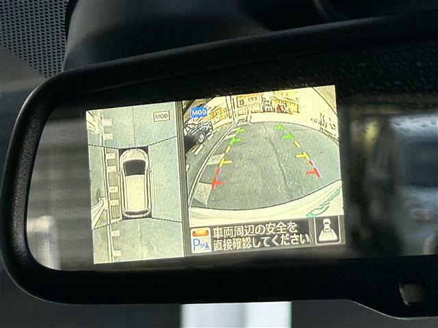 【アラウンドビューモニター】まるでクルマを真上から見下ろしたかのような視点で駐車をサポートします！クルマの斜め後ろや真横など、前後左右の4つのカメラの映像が合成されて、モニターに映し出されます。//