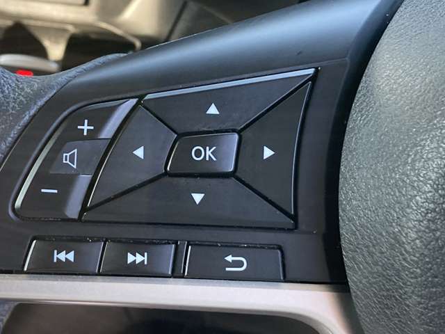 手元でナビの音量調整等が出来るのでナビの操作によるわき見運転を防止することが出来ます。
