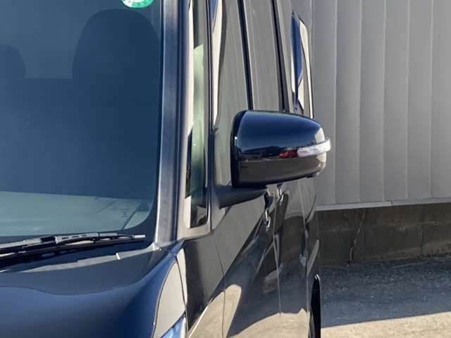 ウィンカードアミラー☆ライトの点滅で対向車、歩行者などに曲がることを知らせることができるので安心・安全につながりますね♪