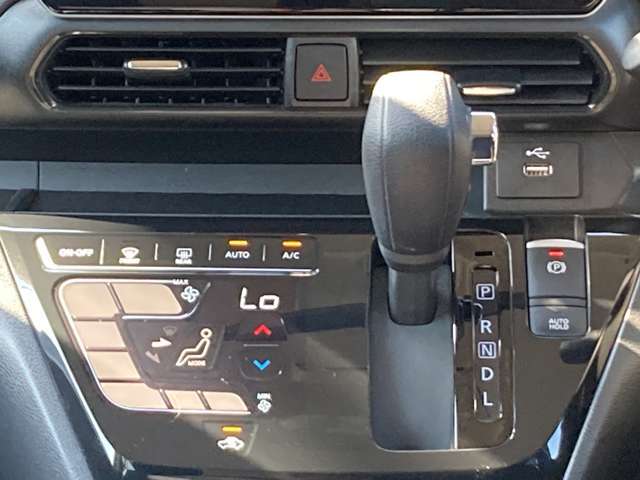 オートエアコンで温度調整も楽チン！四季を問わず快適に運転することが出来ます。