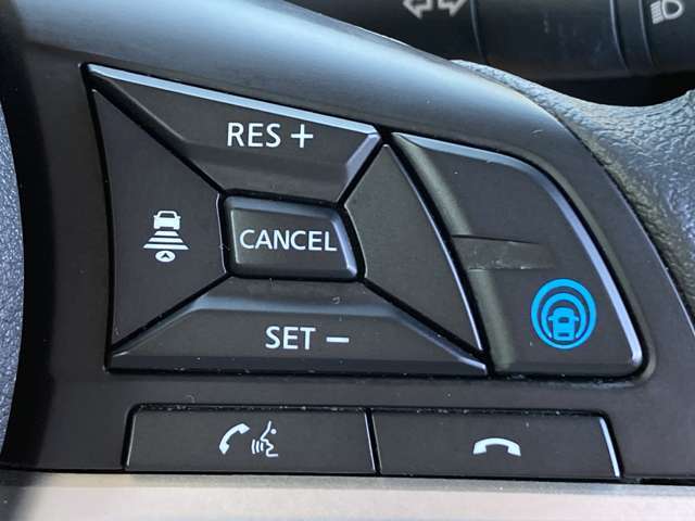 手元でナビの音量調整等が出来るのでナビの操作によるわき見運転を防止することが出来ます。
