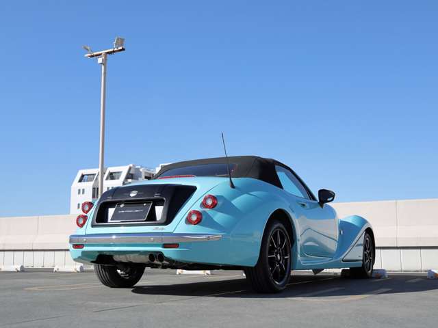 いえ、国産自動車メーカー10番目として独特のスタイリングを発表し続ける光岡自動車の車両になります！！