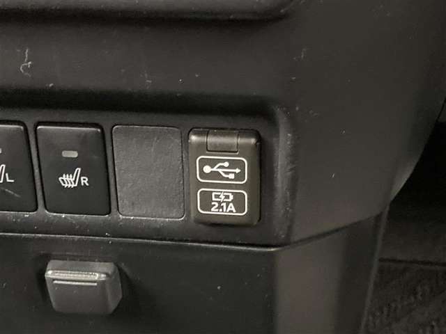 こちらのクルマはUSB接続コネクタも装備されています♪スマホの充電などにお使い下さい。ご旅行中での充電切れも、これなら心配いりませんね！