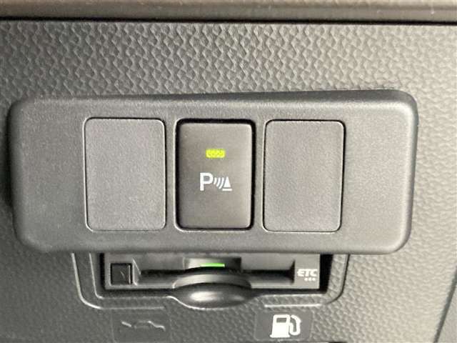 車庫入れなどの運転時、静止物の接近を表示とブザーでお知らせします。