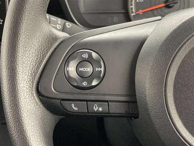 運転中、オーディオの操作をしてて、ハッとしたことはありませんか？ステアリングスイッチは、運転中でもハンドルでオーディオの操作が可能です。安全なドライブをサポートします。