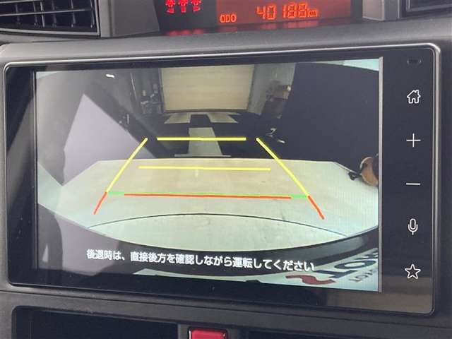 こちらのバックカメラは画面にラインが表示されておりますので、バック持のクルマの進行方向の目安になります。より高いレベルで車庫入れをサポートする、便利な機能ですね。
