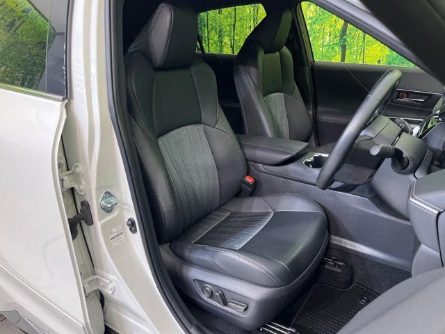 運転席まわりには十分なスペースがあり、大柄な方でもゆったり運転していただける環境です。