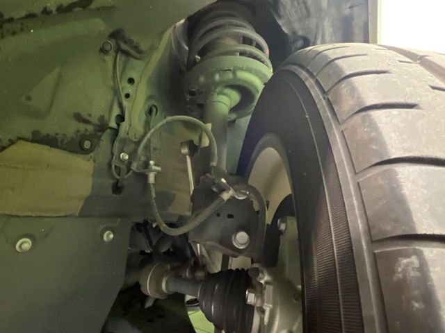 お車を安心してお乗りいただく為には、足回りの定期点検が欠かせません。サービスサポート（有償保証）では無料点検もご提供しており、安心のカーライフをお過ごしいただけるサポート体制が整っています。