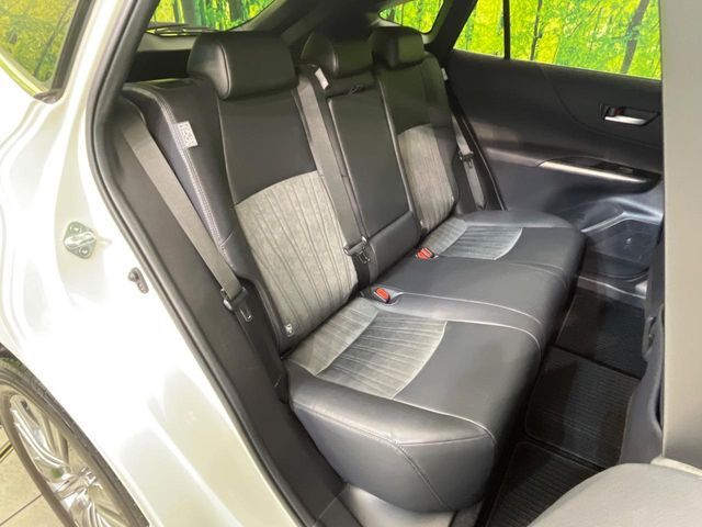 広々とした2列目シートは居住性が高く、居心地も快適！友達や家族とのお出かけにぴったりです。ベビーシートやチャイルドシート使用時も快適にお過ごしいただける十分な空間を確保しています。
