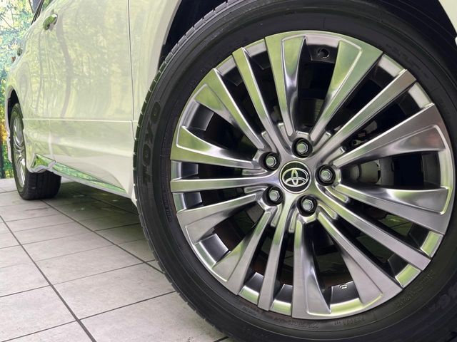 【純正19インチアルミホイール】外観にマッチした純正アルミホイールを装着しております。各種社外アルミホイールや、スタッドレスタイヤも取扱いしております。是非ご相談ください♪