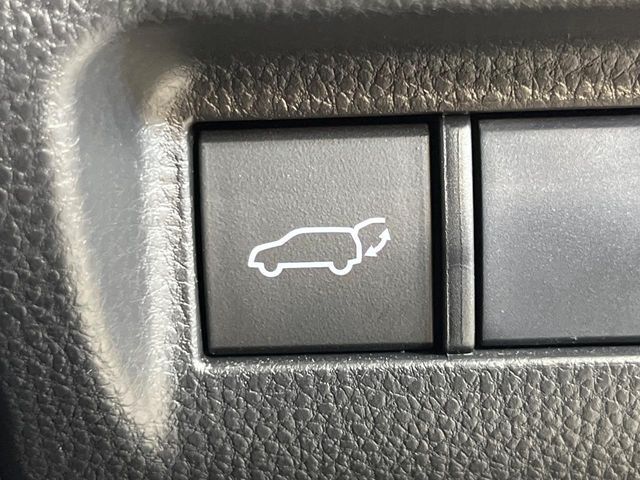 【ハンズフリーパワーバックドア】リアバンパー下部に足先を出し入れするだけでバックドアが自動で開閉♪両手が荷物でふさがっている時でもラクラク開閉操作が行えます！