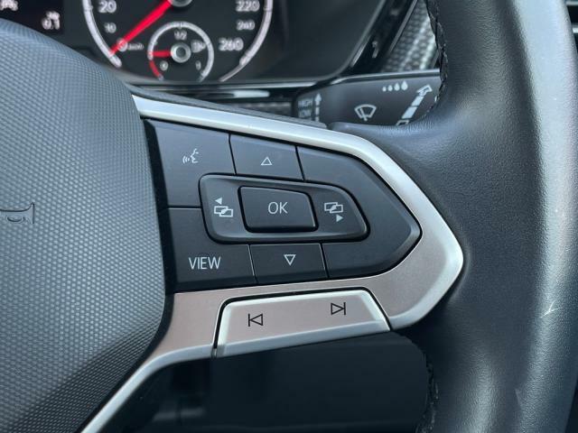 オーディオ機能やデジタルメーターの表示切り替えなど、ステアリングから手を離さずに操作でき、快適なドライビングをサポートします。