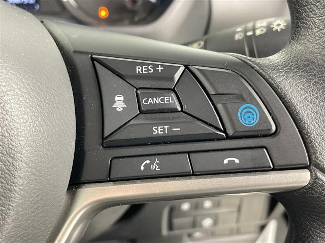 【衝突軽減ブレーキ】衝突するおそれが高い場合、音と光で注意して強いブレーキングを行い、衝突回避・被害軽減を支援します。機能には限界があるためご注意ください。