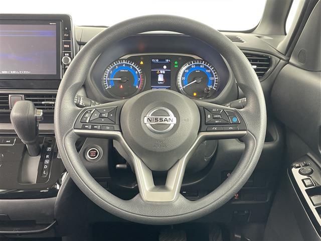 【ステアリングリモコン】手元のボタンから、オーディオやナビなどの操作ができるので、よそ見をせずに安全に運転に集中できます！