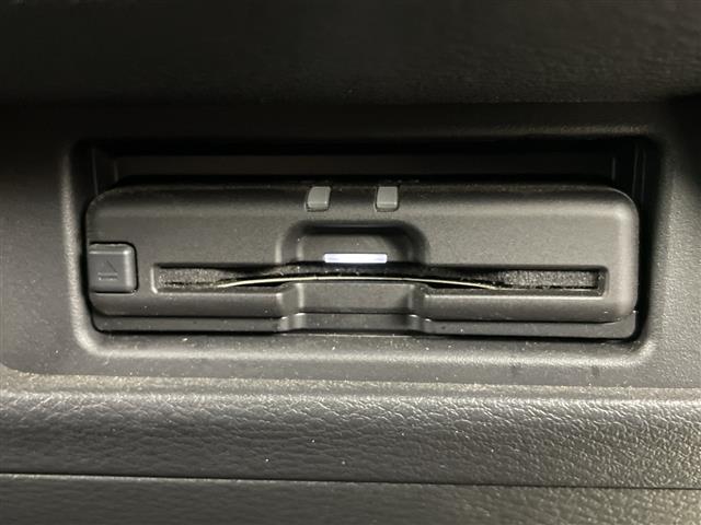 【ETC】有料道路を利用する際に料金所で停止することなく通過できる、ETC車載器（ノンストップ自動料金収受システム機器）が装備されています。セットアップを行うことで利用可能になります。