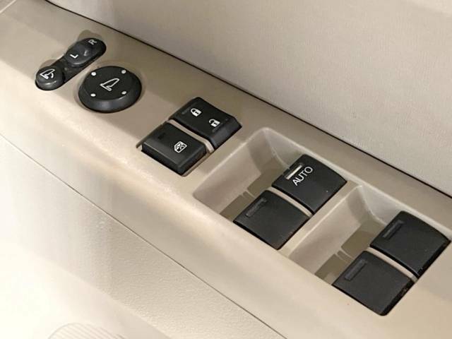 【電動格納ミラー】サイドミラーは電動格納式となっており、狭い駐車場でもキズがつくリスクを抑えられます。