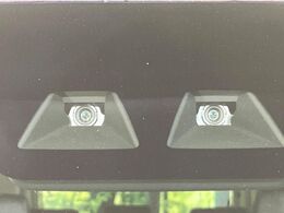 【スマートアシスト】走行中に前方の車両等を認識し、衝突しそうな時は警報とブレーキで衝突回避と被害軽減をアシスト。より安全にドライブをお楽しみいただけます。