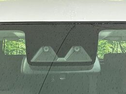 【スマートアシスト】走行中に前方の車両等を認識し、衝突しそうな時は警報とブレーキで衝突回避と被害軽減をアシスト。より安全にドライブをお楽しみいただけます。