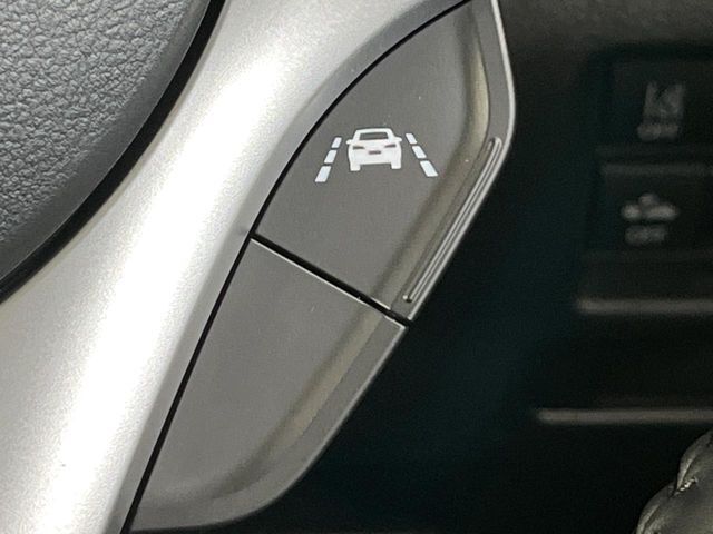 【車線逸脱抑制機能】高速道路走行時、車線からはみ出しそうな時にステアリングを制御し車線内を走行する様にアシスト。より安全な運転をサポートしてくれます！