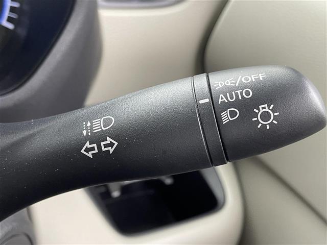 【オートライト（AUTO）】外の明るさをシステムが感知して、自動でヘッドライトが点灯します！ヘッドライトをつけ忘れを防ぐ便利機能です。