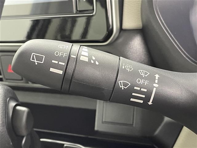 【オートワイパー（AUTO）】雨が降り出した時に、雨滴検出用センサー（レインセンサー）が雨滴を感知すると、自動でワイパーが動作します。