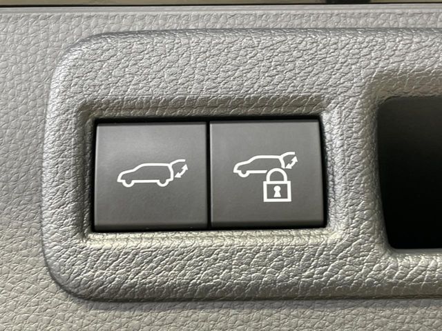 【パワーバックドア】スマートキーや運転席のボタンを押すだけでリアゲートが自動で開閉します！荷物を持っている時や、高い位置にあるバックドアを閉める際に便利な機能です♪