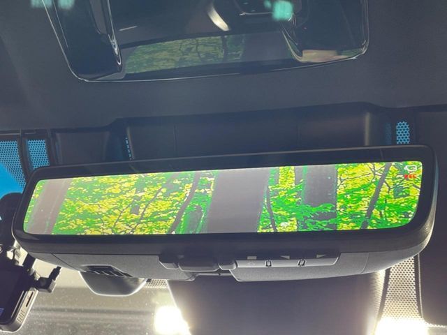 【デジタルインナーミラー】後席の大きな荷物や同乗者で後方が確認しづらい時でも安心！カメラが撮影した車両後方の映像をルームミラー内に表示。クリアな視界で状況の確認が可能です！