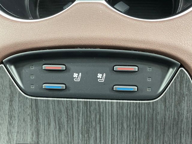 【シートベンチレーション】夏場は涼しい風でお尻や背中の熱やムレを防ぎ、冬はエアコンよりも早く温まってポカポカに！レザーシートにうれしい装備で、季節を問わず快適に過ごせます。