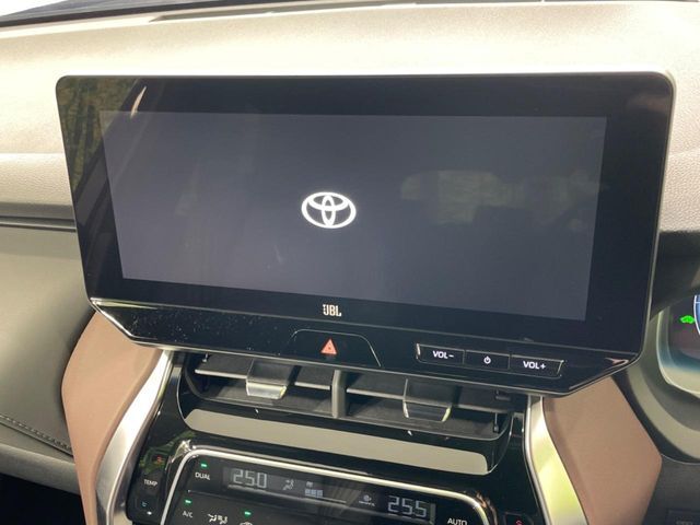 【12.3インチワイドナビ】高級感とインパクトのある大型ワイドナビを装備。各種オーディオ操作はもちろん、横長ワイド画面でのマップ2分割表示など、利便性も高いナビです♪