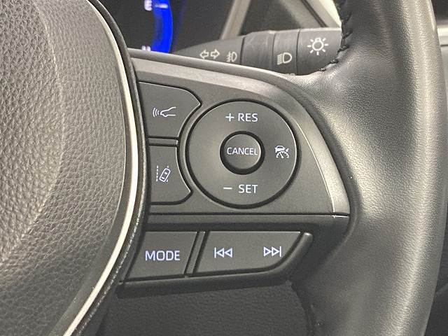 【レーダークルーズコントロール】装備車両です。レーダーやカメラを使って前を走るクルマの状況を検知して速度を調整してくれます。遠距離ドライブの高速道路などでは大活躍で疲労軽減に役立ちます。