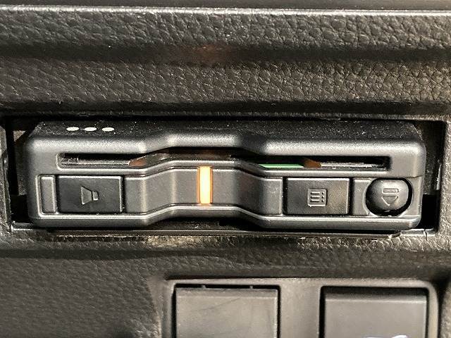 【ETC車載器】を装備しておりますので、ご納車直後からの遠距離ドライブも可能です。土日の利用料金の割引や、朝夕の通行料金を割引料金で高速道路をお楽しみいただけます。