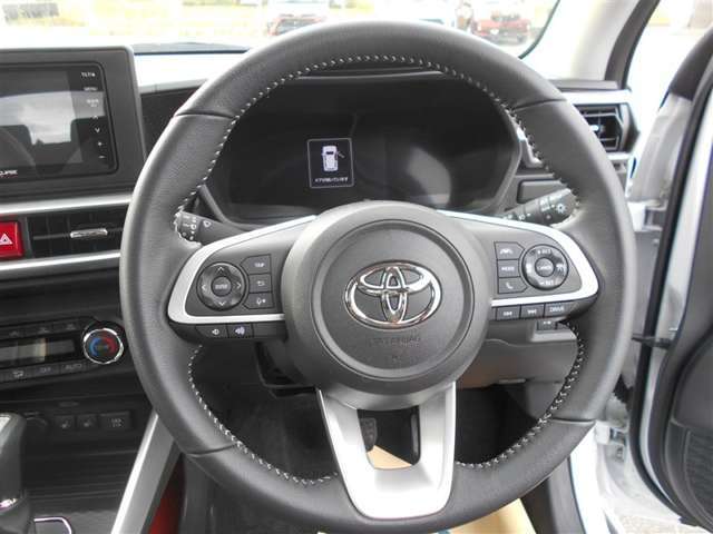 ステアリングスイッチが付いているので、ハンドルから手を離さずボタン操作ができます