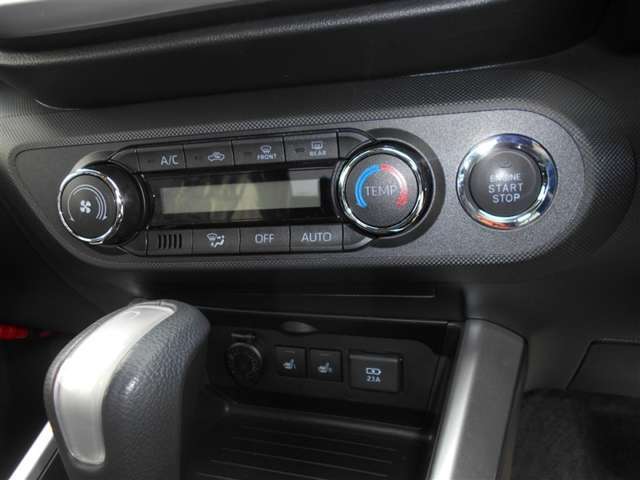 オートエアコンが装備されているので、車内を快適に保てます！