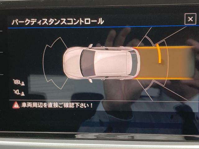 フロントおよびリアにパーキングセンサーを装備、車庫入れや縦列駐車時に助かる装備です。前後に装備されたパーキングセンサーは音だけでなくモニターで接近情報を確認出来てより安心です。