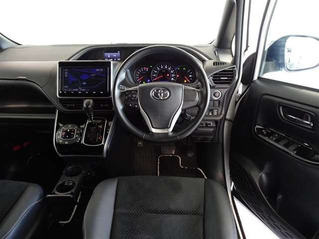 革巻きステアリングで快適な操作性の運転席です。