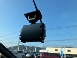 今や必須装備のドライブレコーダー、前方をしっかり録画します♪