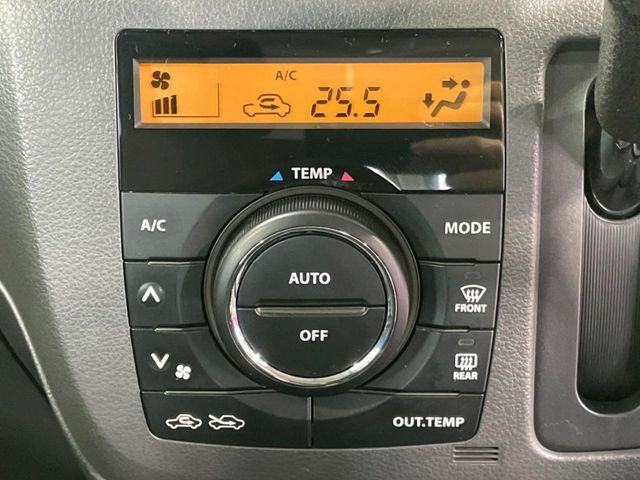 【オートエアコン】一度お好みの温度に設定すれば、車内の温度を検知し風量や温度を自動で調整。暑い…寒い…と何度もスイッチ操作をする必要はありません。快適な車内空間には必須の機能ですね♪