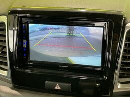 【バックカメラ】駐車時に後方がリアルタイム映像で確認できます。大型商業施設や立体駐車場での駐車時や、夜間のバック時に大活躍！運転スキルに関わらず、今や必須となった装備のひとつです！