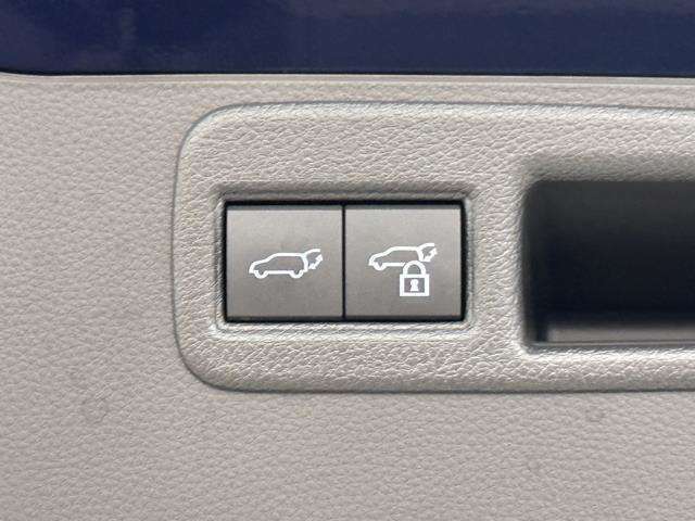 電動式バックドアです。　荷物を持ったままでもボタン一つで自動的に開け閉めできるので便利ですよ。　挟み込み防止機能も付いていますのでお子様の手や荷物を挟み込むのを防いでくれますよ。