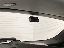 車内は光触媒抗菌消臭施工済です。スタイリッシュなデザインでスポーティなインパネ周りを演出します。グローブボックスやカップホルダーのほかにトレーなどたくさんの収納スペースが付いています。