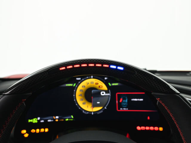 F1よりフィードバックされたテクノロジーです。LEDの点灯により、ご自身で最適なシフトタイミングを計ることが可能です。サーキット走行時等に視線をそらさずに気軽にシフトチェンジを行えます。