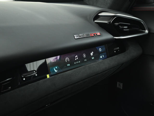 オプションのパッセンジャーディスプレイを装備しております。車両状態のほか、オーディオなど各種の情報を表示され、助手席の方も一緒に楽しめるようになっております。