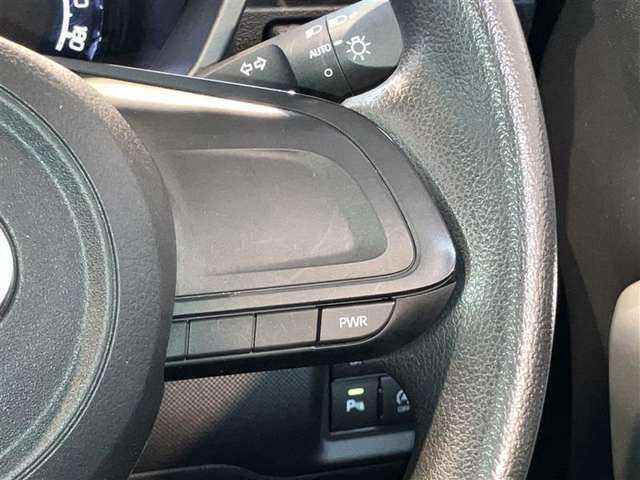 ステアリングスイッチで、安全運転！前方から目線を外さないように！