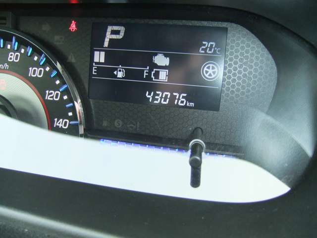 ★中古車を買うなら『安心のディーラー販売店』で！　当店では試乗車として使用していたお車や、お客様から頂きました下取車など、数多くの『特選中古車』を中心に取り揃えて展示しております！（^^♪