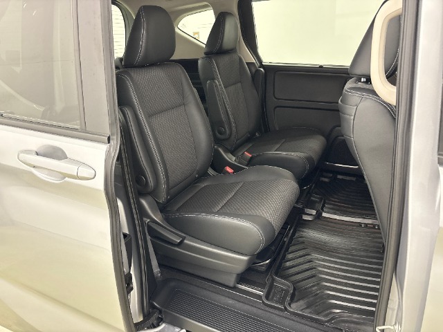 後部座の画像です。是非実際に座ってみて下さい。