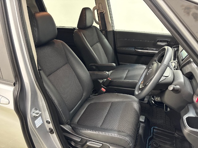 前席の画像です。是非運転席に座っていただき視界等をご確認ください。