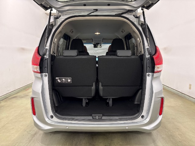 トランクルーム内の画像です。レイアウトで広々荷室が確保出来ます！